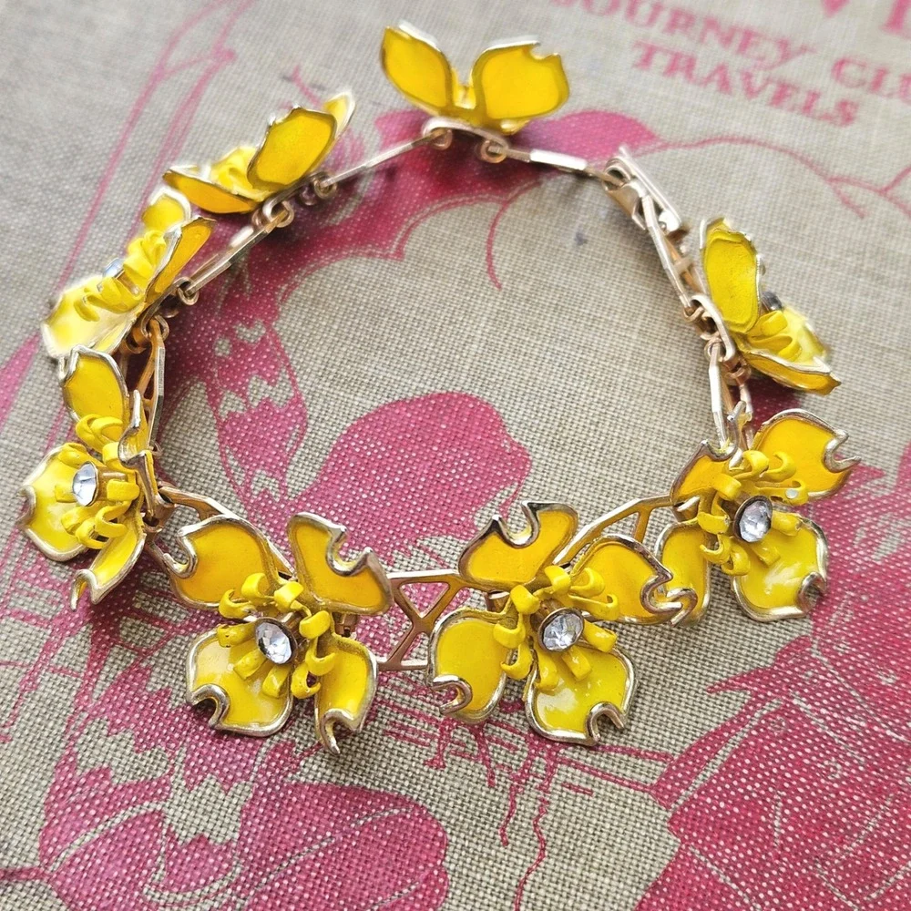Vintage 70s Yellow Enamel Dogwood Flower Link Bracelet Gold Tone Rhinestones